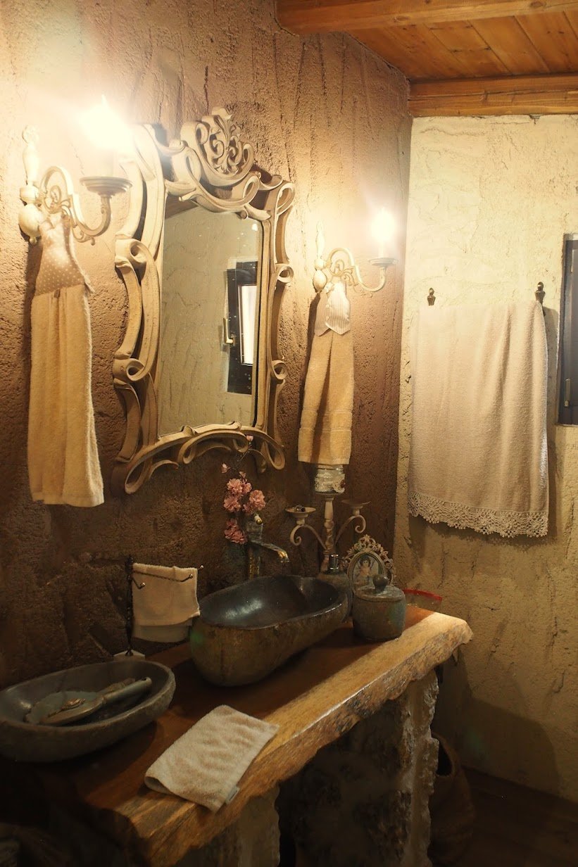 Εσωτερικό δωματίου με πέτρινους τοίχους