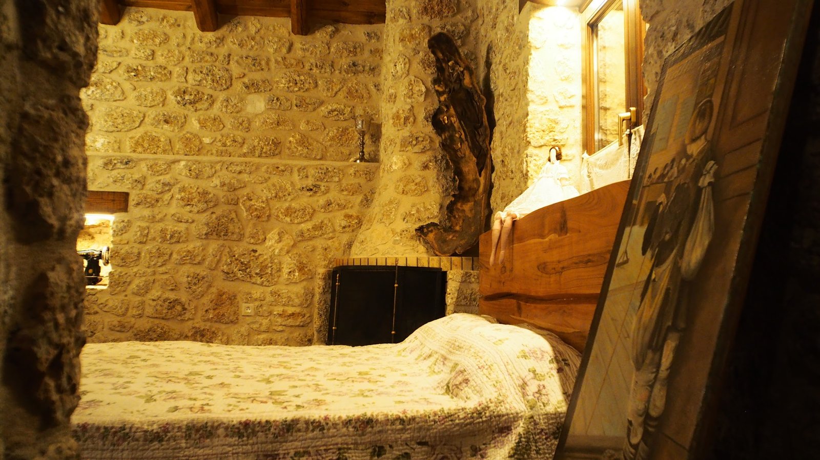 Πέτρινο δωμάτιο με κρεβάτι